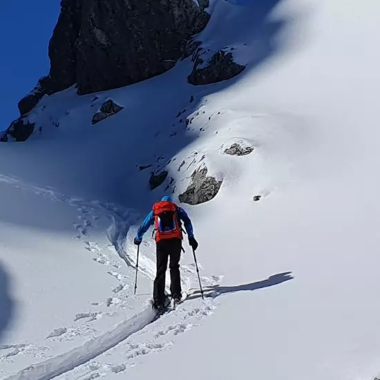 Skitouren in alpiner Landschaft mit Bergführer Andreas Biberger