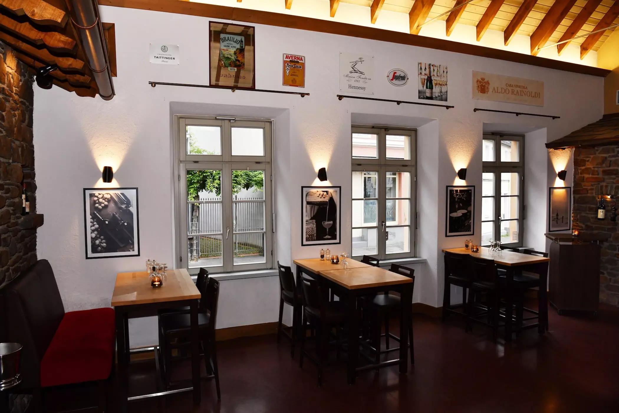 Sassella - Pasta & Vino, Innenansicht mit hohen Tischen und Barhockern.